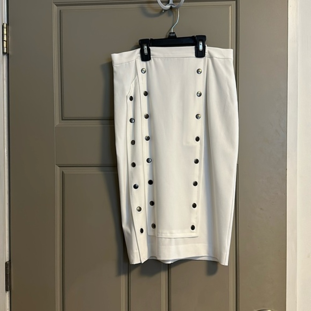 Venus Size 6 White Skirt